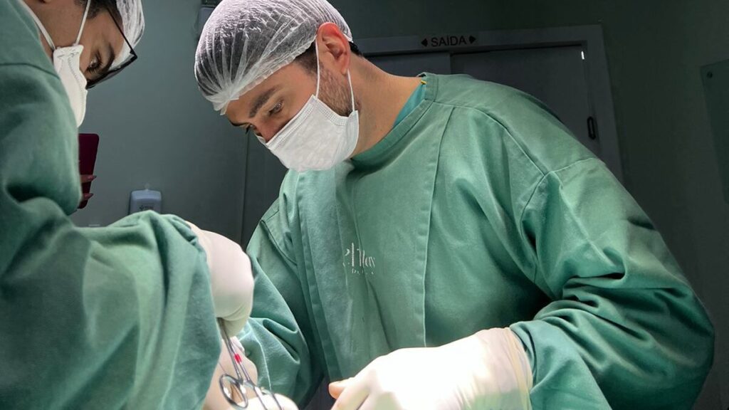 Dr Felipe Amoedo Fazendo Cirurgia de Prótese Peniana