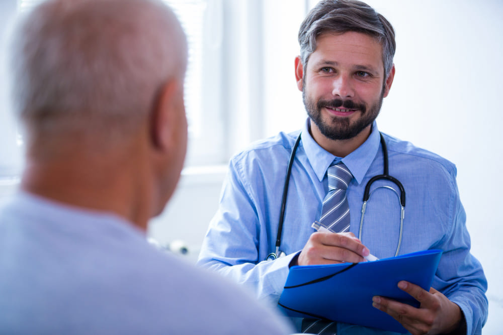 Homem sendo consultado por um médico