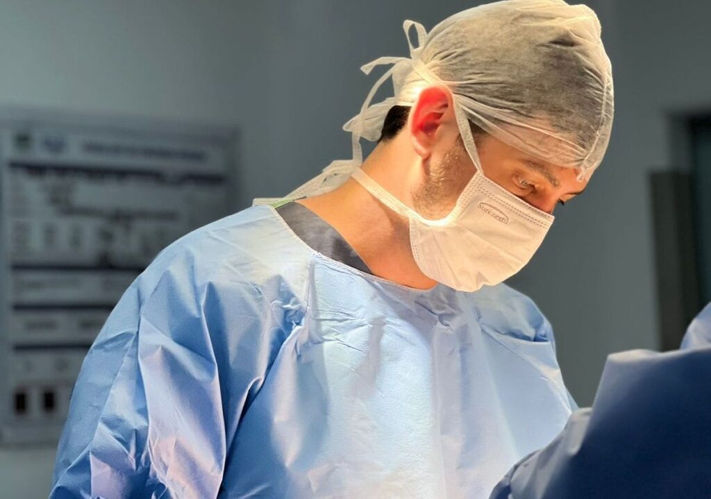 Dr. Felipe Amoedo executando uma cirurgia de prótese peniana